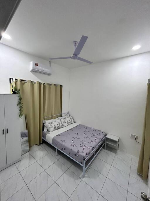 Zh Homestay Teluk Batik Lumut Eksteriør billede