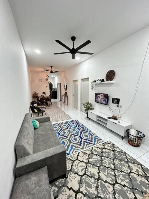 Zh Homestay Teluk Batik Lumut Eksteriør billede
